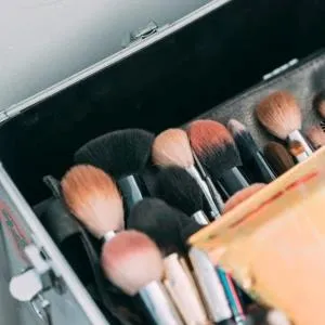 Cara Membersihkan Brush Make Up