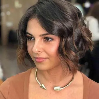 Tampilan Rambut Bob Bergelombang