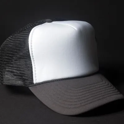 7. Topi Trucker