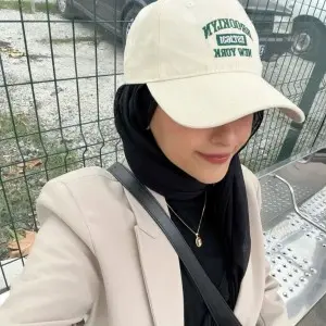 Inspirasi Padu Padan Topi dengan Hijab