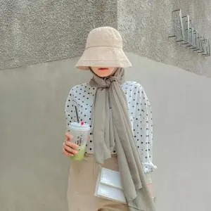 Tips Memakai Topi dengan Hijab agar Tetap Nyaman