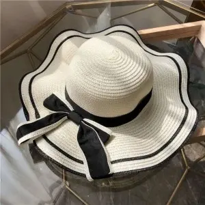 Mengapa Warna Floppy Hat Penting untuk Melengkapi Outfit?