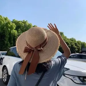 Warna Floppy Hat Apa yang Paling Mudah Dipadukan?