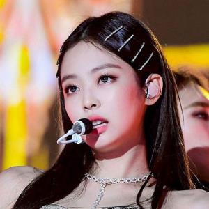 Jenie Blackpink Wearing Hair Grips