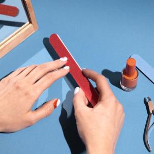 3. Potong dan kikir kuku sebelum dipasang kuku palsu