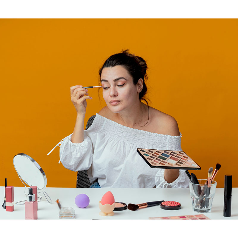 1. Aplikasikan riasan mata terlebih dahulu