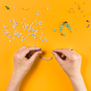 Langkah-langkah Membuat Gelang dari Manik Manik