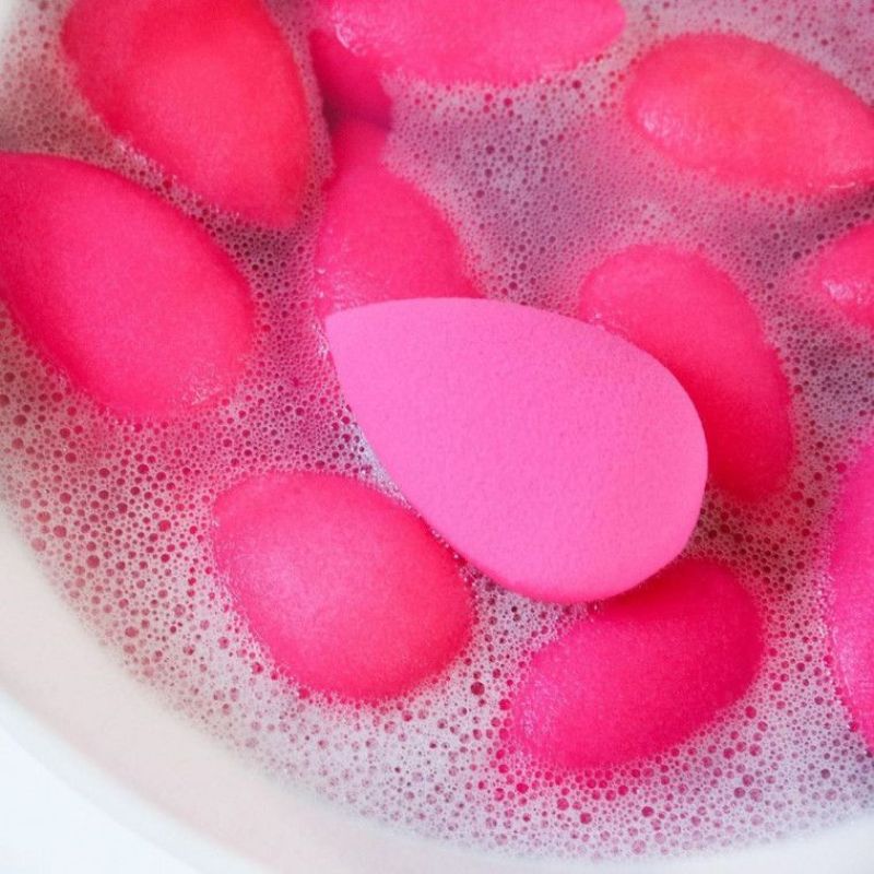 Merendam Beauty Blender dan Spon Bedak kedalam Cairan Sabun