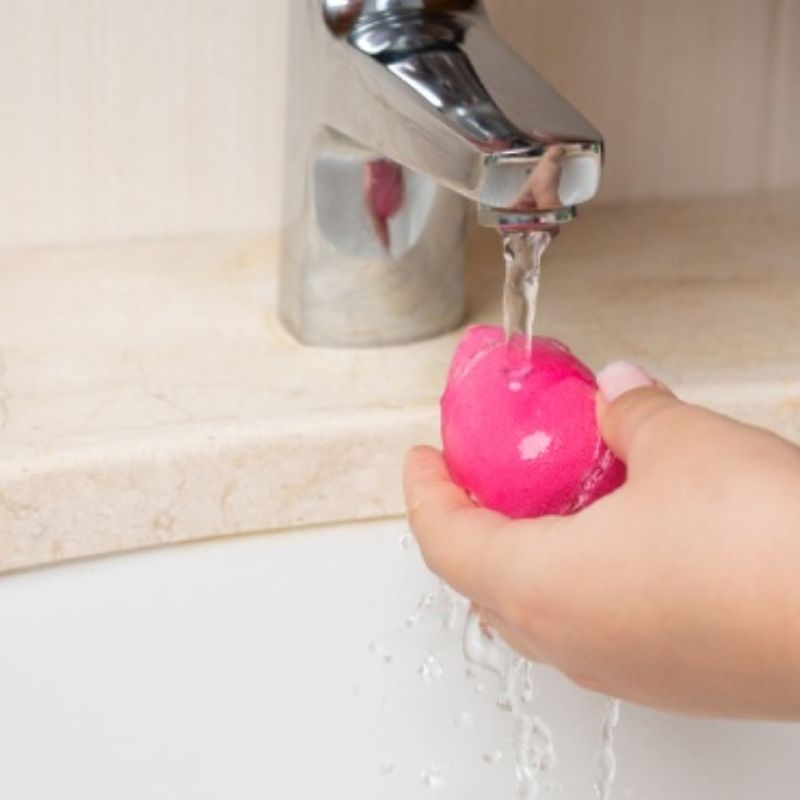 Membilas Beauty Blender dan Spon Bedak dengan Air Bersih