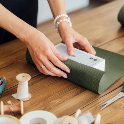 Bungkus Kado dengan Kertas Kado