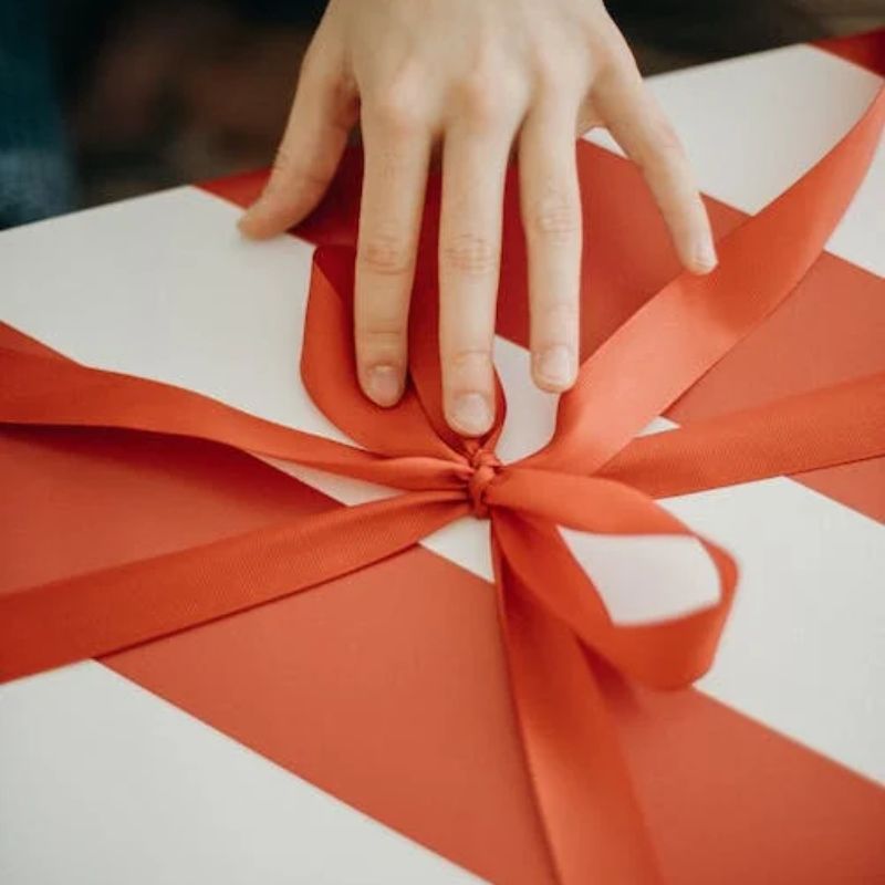 Bungkus Pita Kado di Sekeliling Kado