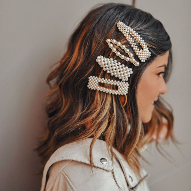 Menggunakan Aksesoris Rambut