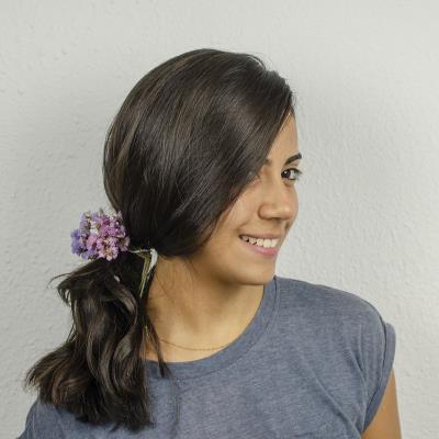 Ikat Rambut Samping dengan Jepit Rambut