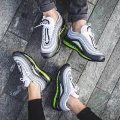 Sepatu atau Sneakers