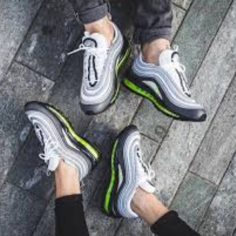 Sepatu atau Sneakers