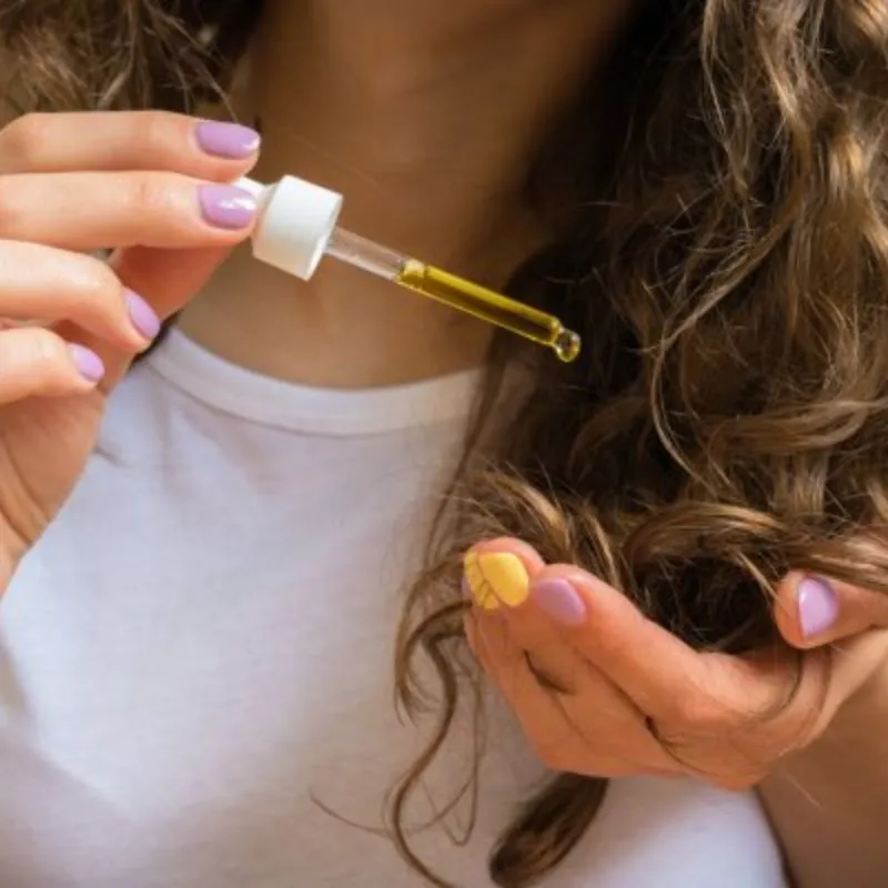 Gunakan Minyak atau Serum Rambut