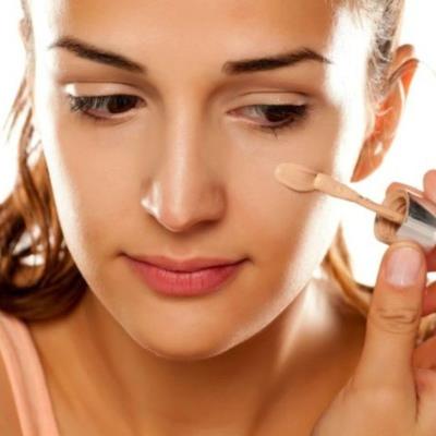 Langkah Kedua Gunakan Foundation Ringan dan Concealer