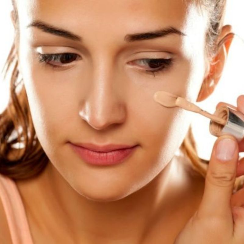 Langkah Kedua Gunakan Foundation Ringan dan Concealer