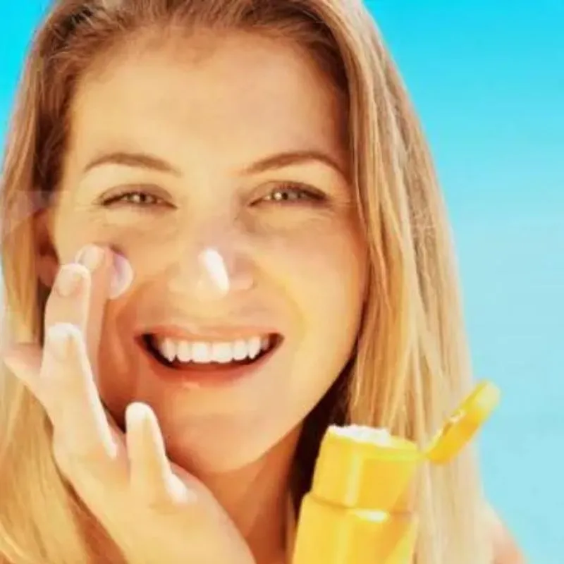 Gunakan Pelembab dan Sunscreen