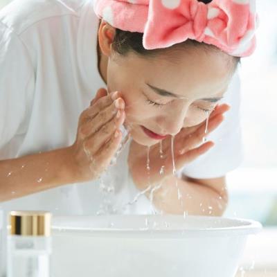 Rutin Membersihkan dan Merawat Kulit