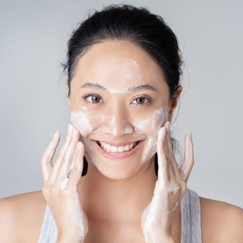 Bersihkan Wajah dan Gunakan Pelembab