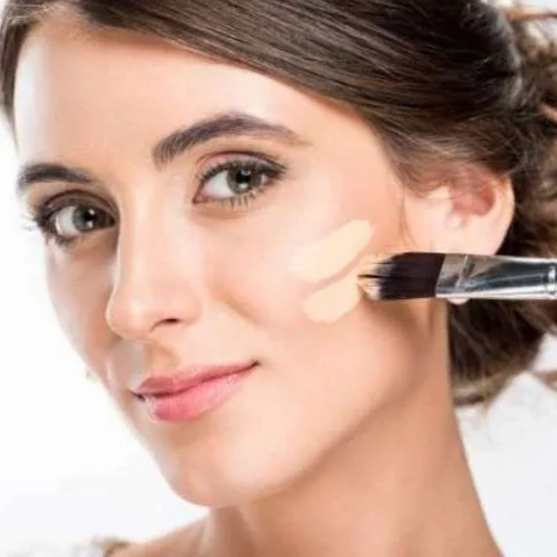 Gunakan Foundation atau BB Cream dan Concealer