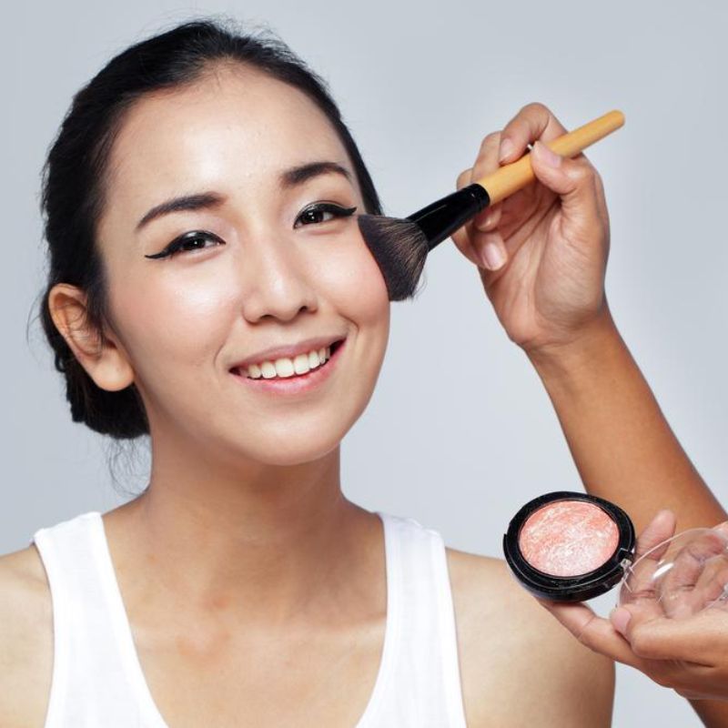 Gunakan Bedak dan Makeup Lainnya