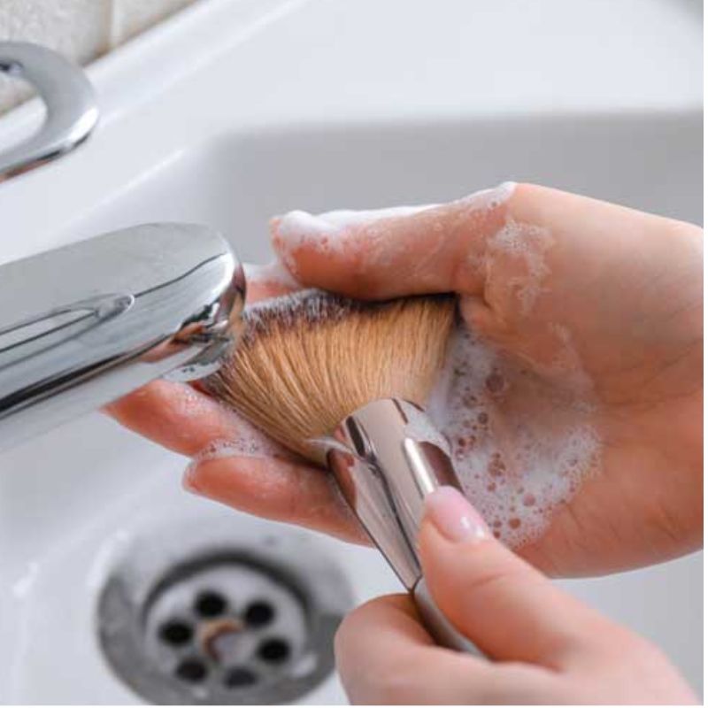 Bersihkan Alat Kecantikan Secara Rutin