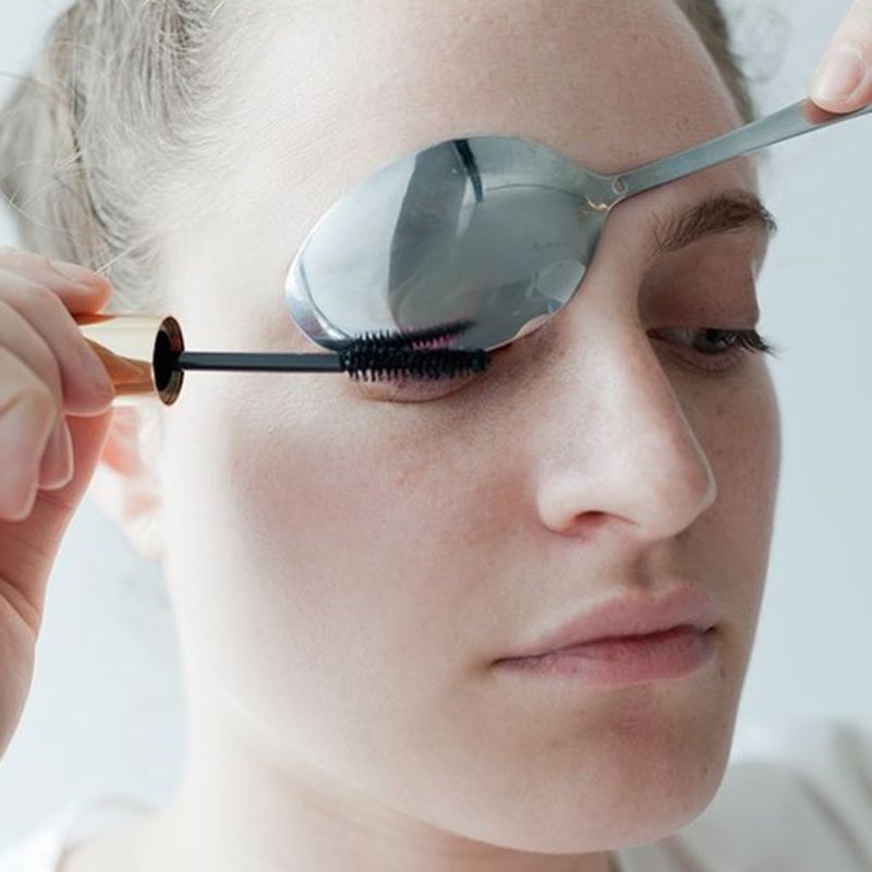 Gunakan bagian belakang sendok sebagai penahan