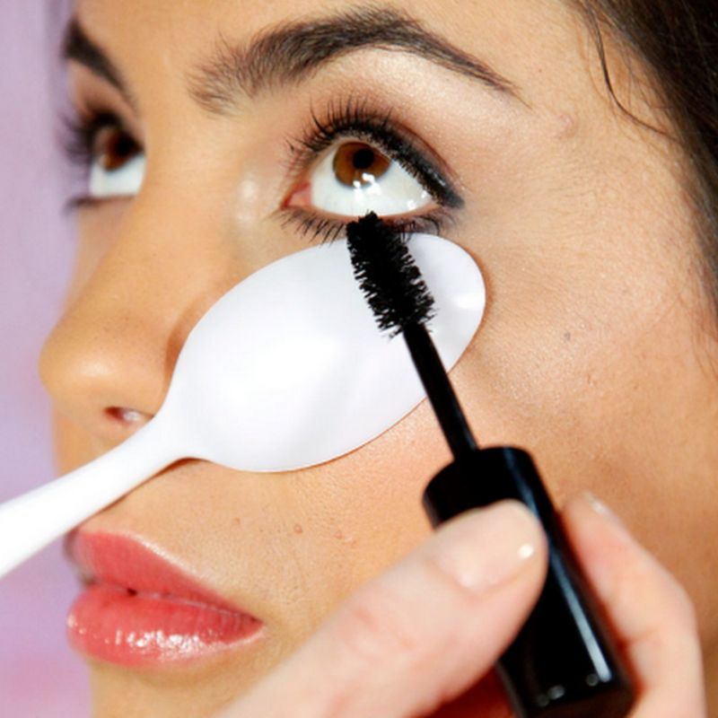 Gunakan Bagian Tepi Sendok untuk Menjangkau Bulu Mata Bagian Bawah