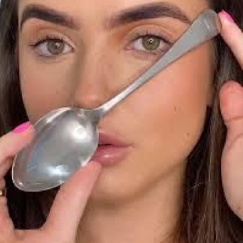 Gunakan Sendok untuk Membersihkan Maskara yang Belepotan