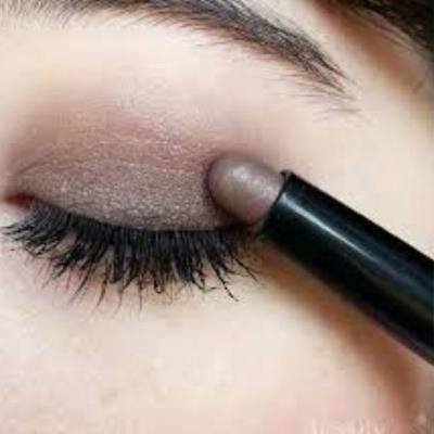 Gunakan Eyeshadow Stick sebagai Base