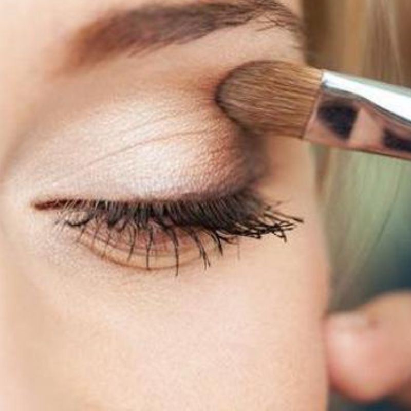 Gunakan Eyeshadow Powder untuk Memblending