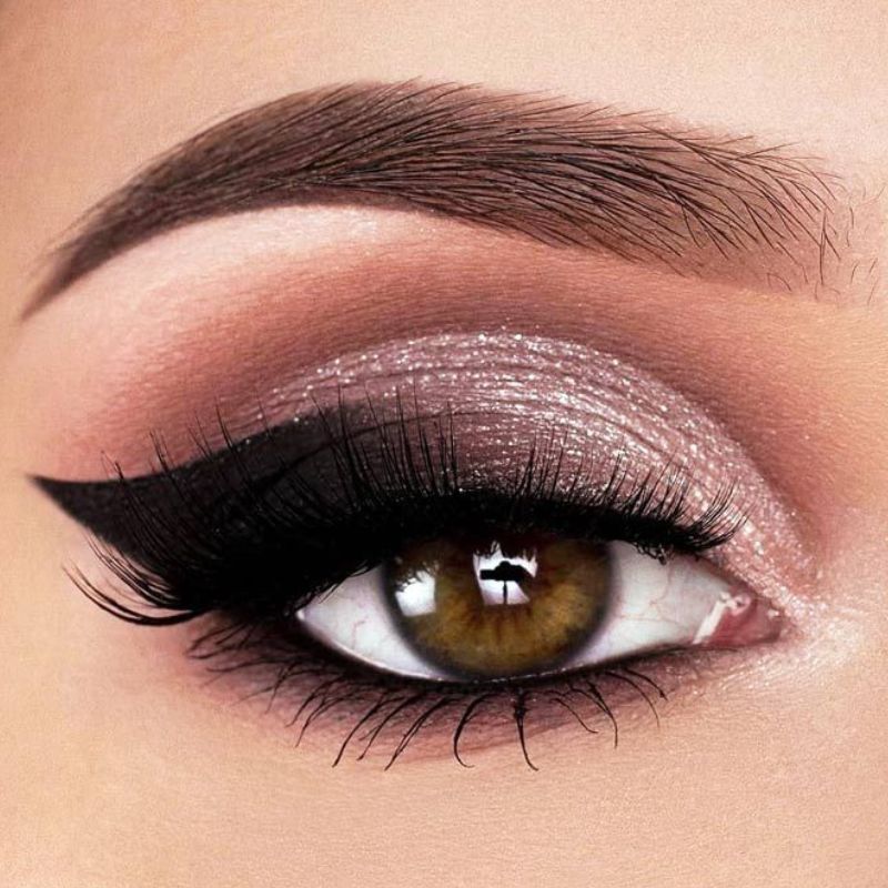 Gunakan Eyeliner untuk Mempertegas Garis Mata