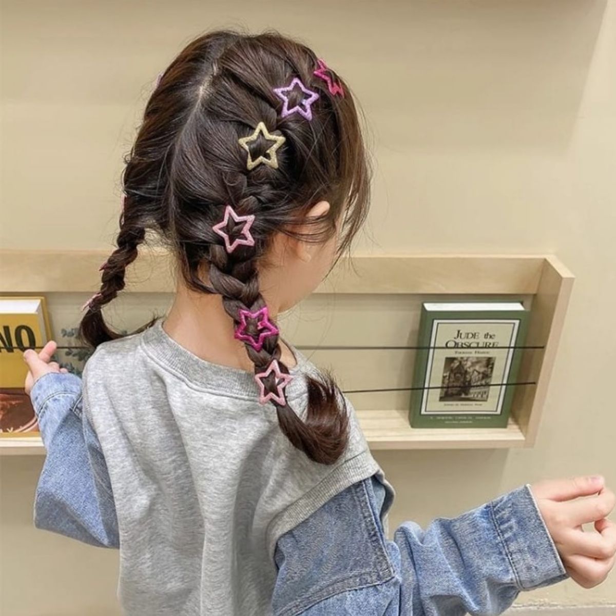 Gaya Rambut Kepang Samping dengan Jepit