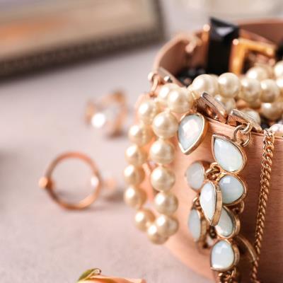 1. Aksesoris yang Memperkuat Karakter