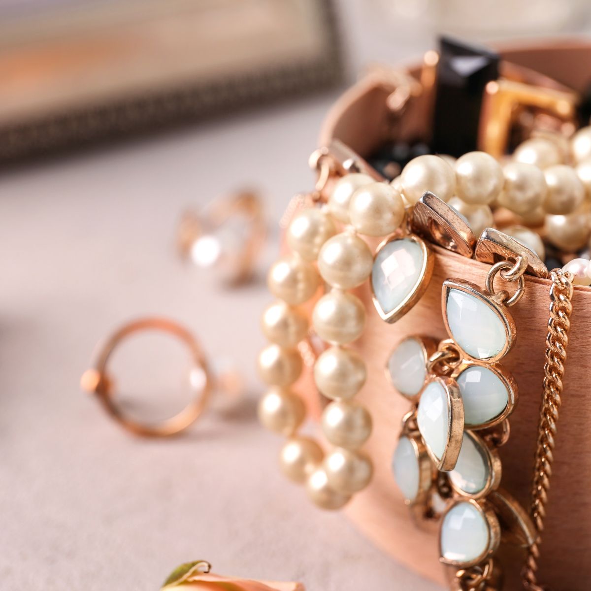 1. Aksesoris yang Memperkuat Karakter