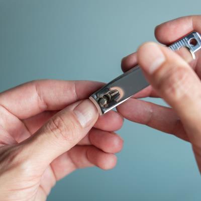 1. Memotong Kuku Secara Teratur