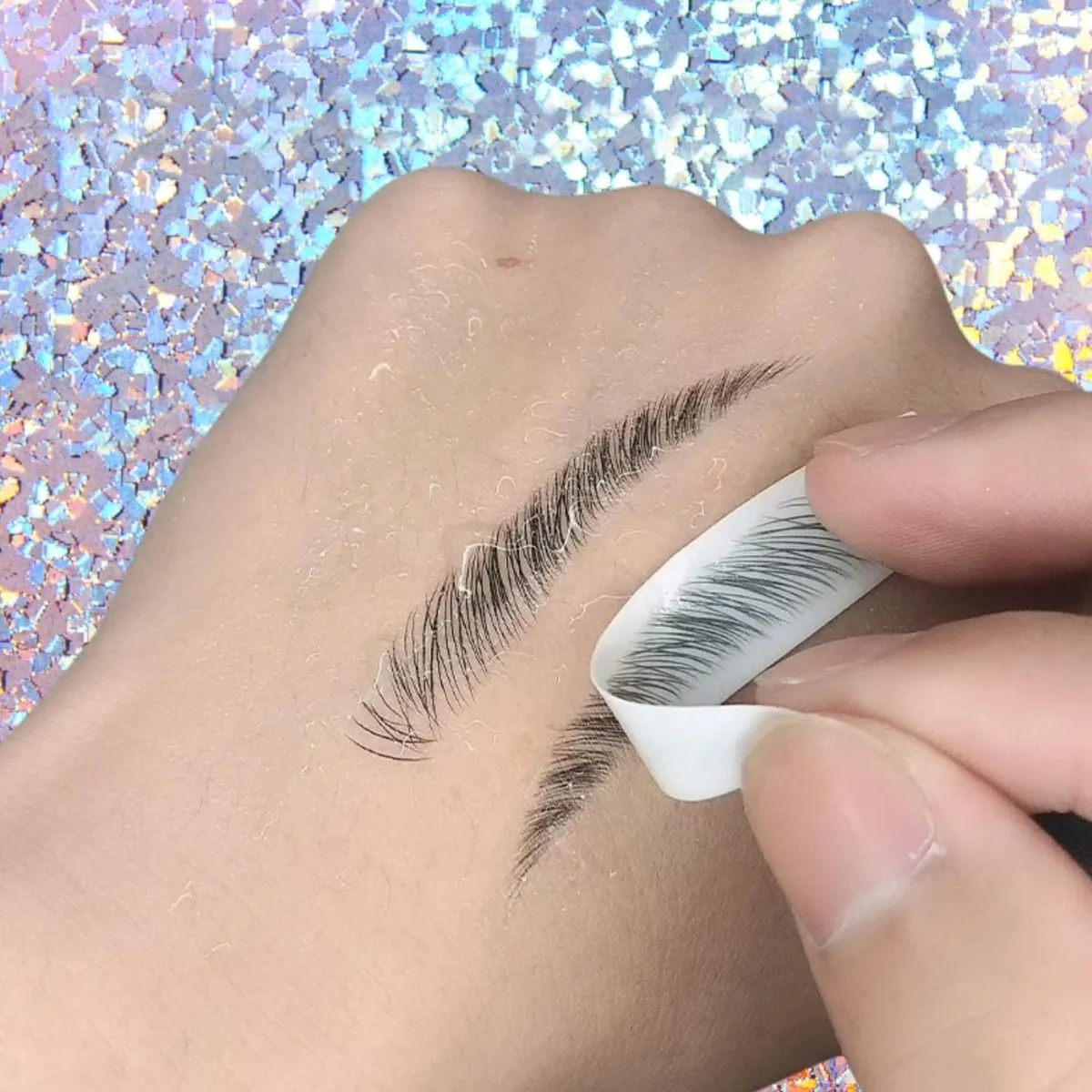 3. Cetakan Alis Stiker (Eyebrow Sticker Tattoo)