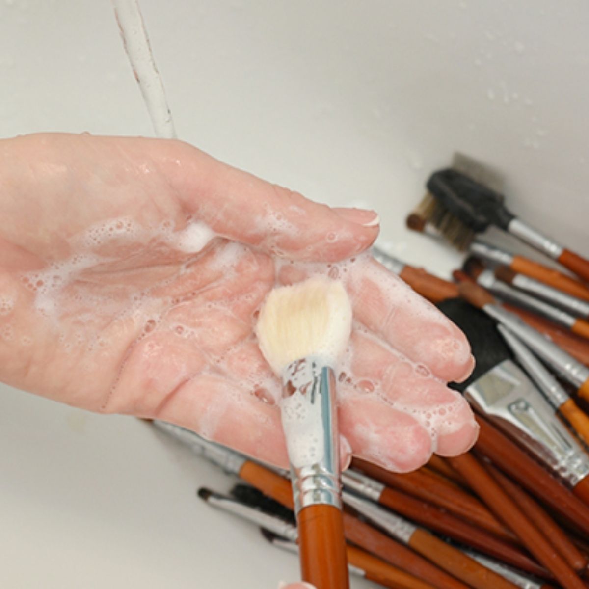 Tips Merawat Kuas Eyeshadow Agar Awet dan Higienis