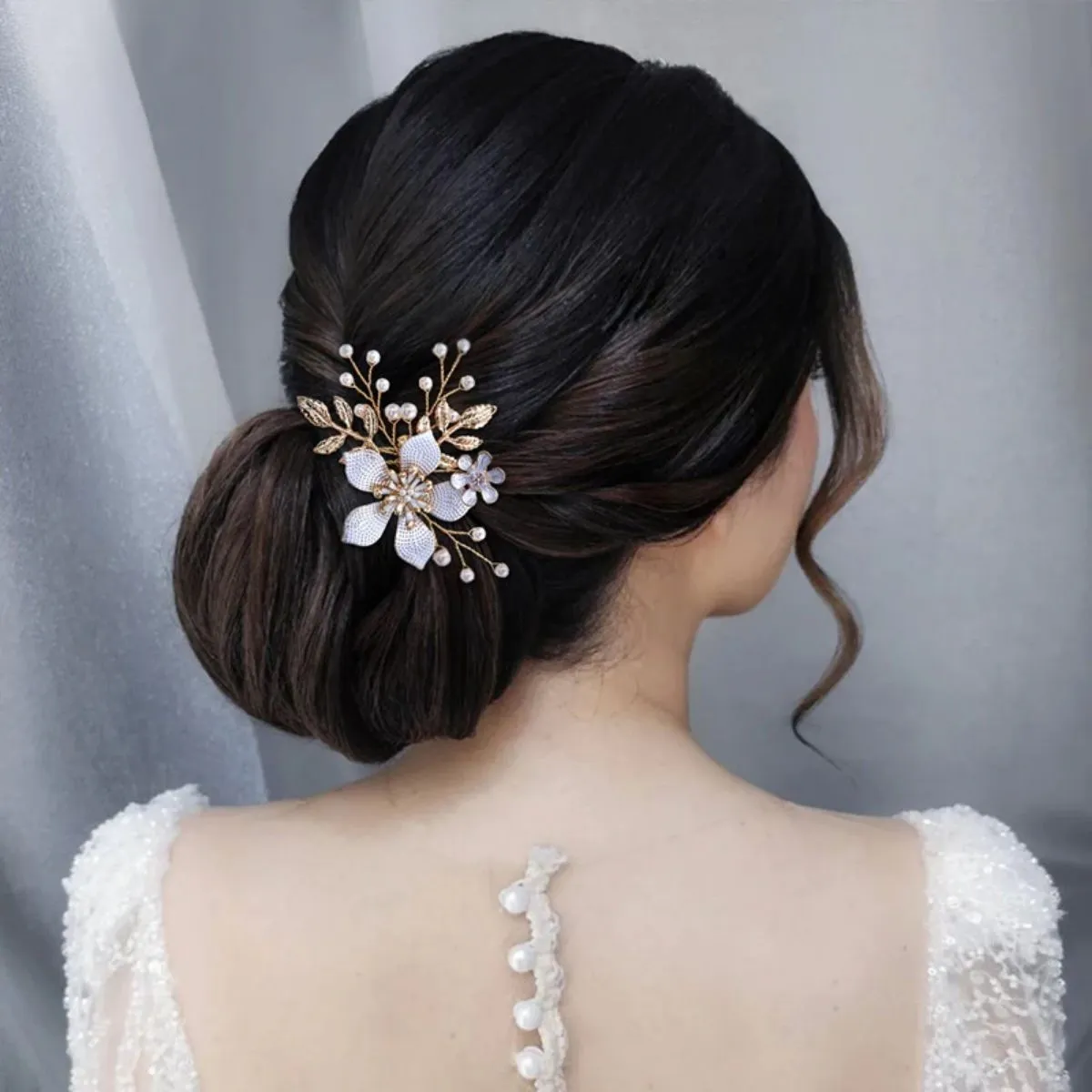 Inspirasi Model Rambut Pendek yang Cocok Dipadukan dengan Sirkam