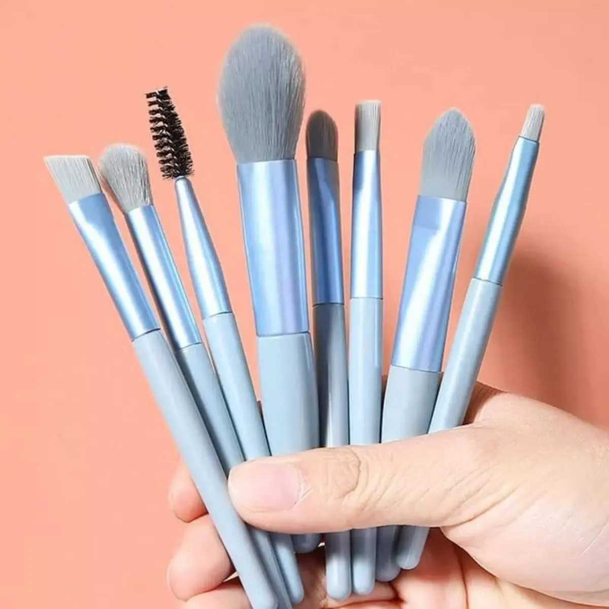 Mengapa Pemilihan dan Penggunaan Kuas Eyeshadow Penting?