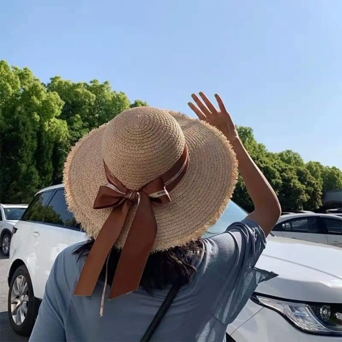 Warna Floppy Hat Apa yang Paling Mudah Dipadukan?
